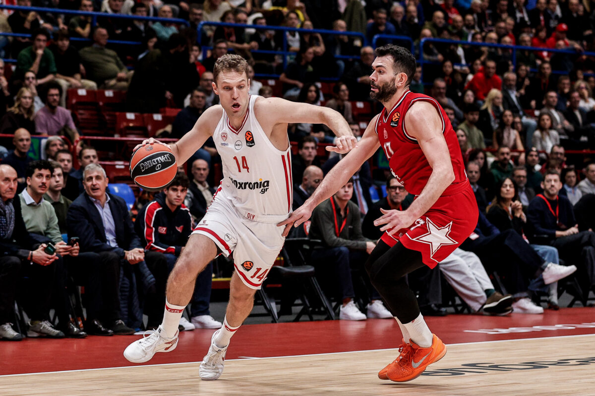 Ο Βεζένκοφ κόντρα στην Αρμάνι (EUROKINISSI)