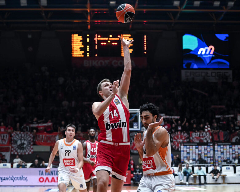 Σάσα Βεζένκοφ: «Υπάρχει πολλή φασαρία εκτός της ομάδας, τη μία είσαι Θεός και την άλλη δεν κάνεις»