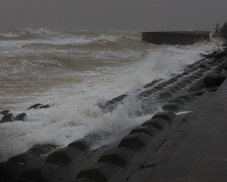 Τρεις άνδρες στο Βιετνάμ διασώθηκαν από τη θάλασσα, έπειτα από 40 ώρες στο νερό