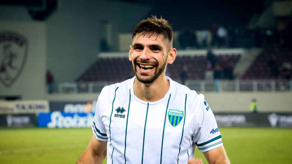 Ο Βήχος πανηγυρίζει με τη φανέλα του Λεβαδειακού