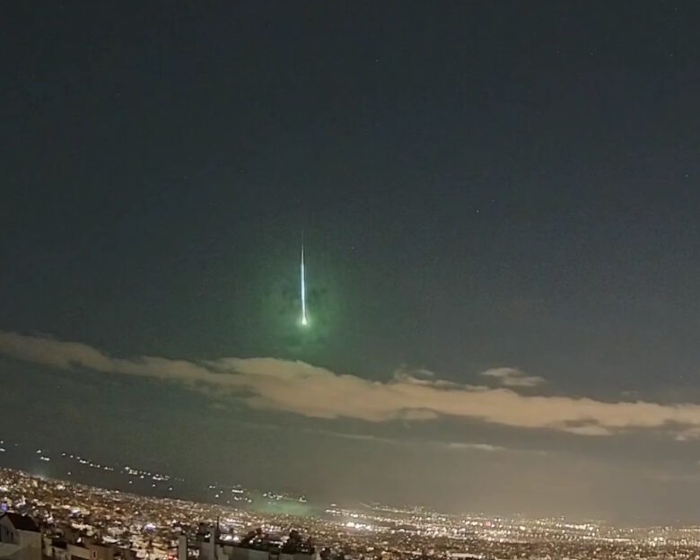 Εντυπωσιακή βολίδα «σκίζει» τον αττικό ουρανό – Βίντεο από το σπάνιο φαινόμενο