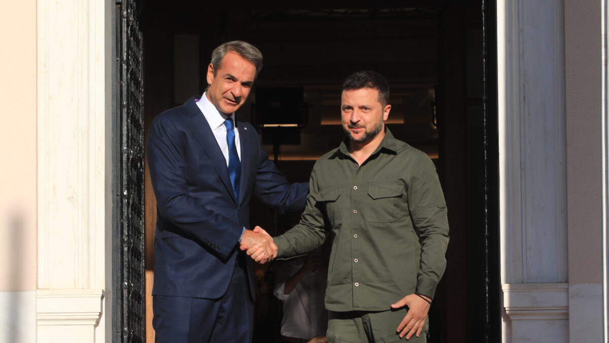 Ο πρωθυπουργός, Κυριάκος Μητσοτάκης υποδέχεται τον Πρόεδρο της Ουκρανίας, Βολοντίμιρ Ζελένσκι σε παλαιότερη επίσκεψή του στην Αθήνα