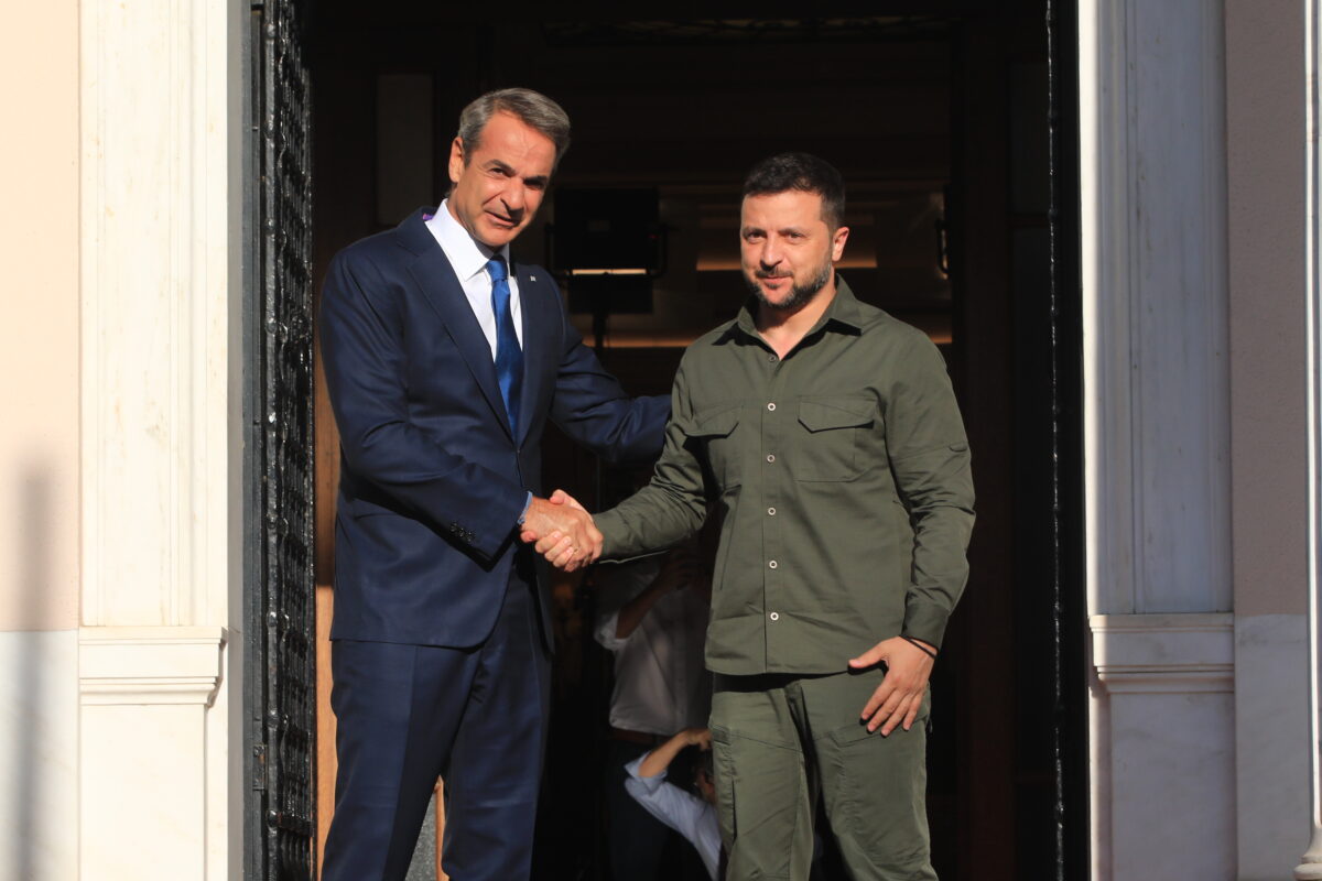 Ο πρωθυπουργός, Κυριάκος Μητσοτάκης υποδέχεται τον Πρόεδρο της Ουκρανίας, Βολοντίμιρ Ζελένσκι σε παλαιότερη επίσκεψή του στην Αθήνα