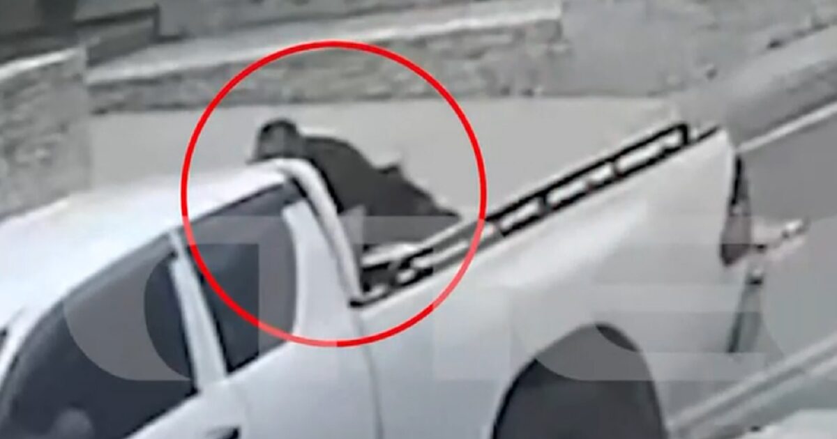 Carnage in Vorizia: The moment when Fanouris Kargakis is transferred to the farmer’s cart after the shootings