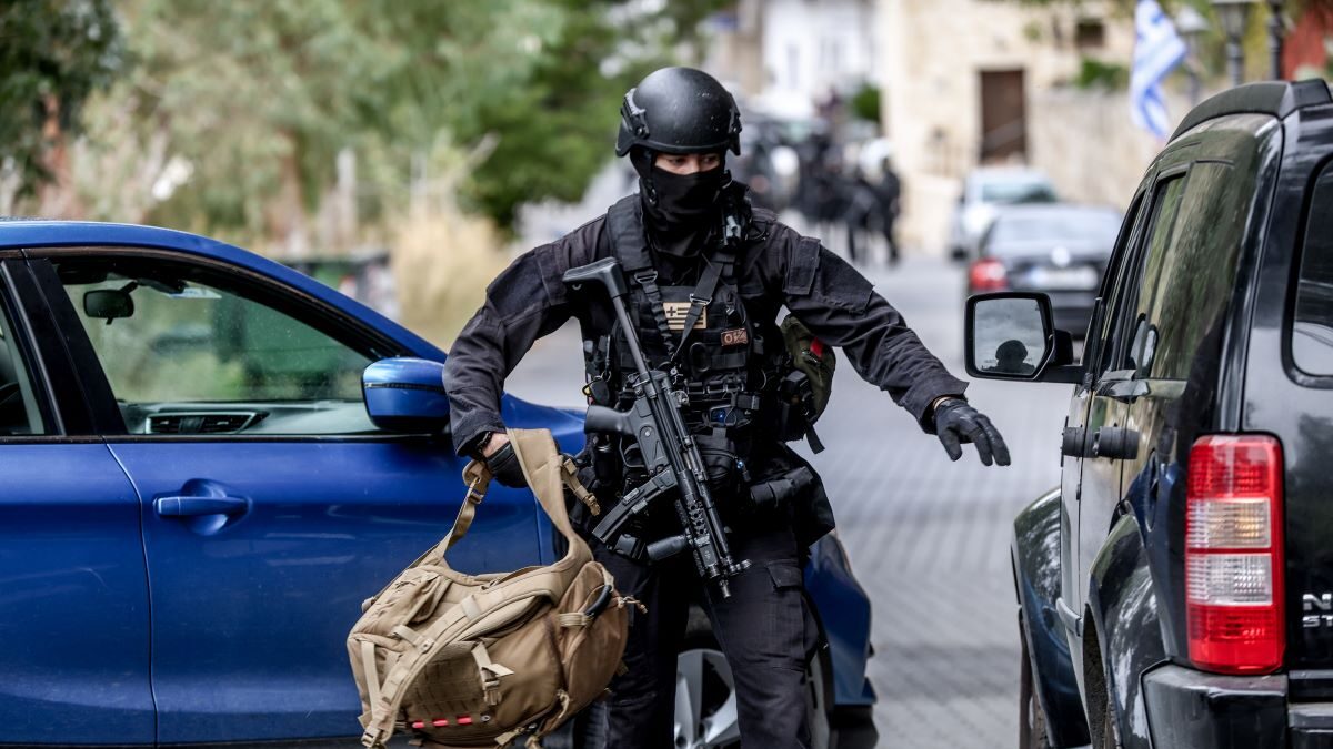 Πάνοπλος αστυνομικός στα Βορίζια μετά το μακελειό