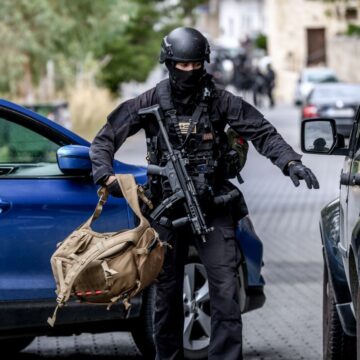 Πάνοπλος αστυνομικός στα Βορίζια μετά το μακελειό