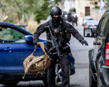 Πάνοπλος αστυνομικός στα Βορίζια μετά το μακελειό