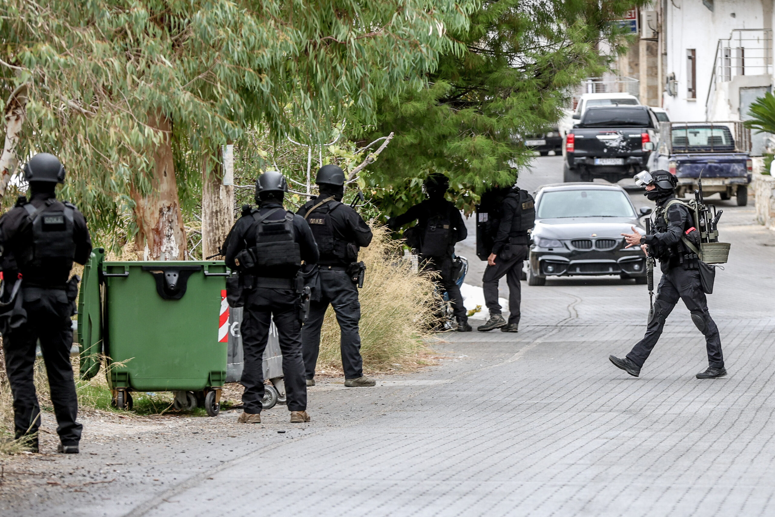 Περιστατικό με πυροβολισμούς και αποτέλεσμα  νεκρούς και τραυματίες σημειώθηκε στα Βορίζια Ηρακλείου Κρήτης  έπειτα από έκρηξη βόμβας το προηγούμενο βράδυ σε υπό κατασκευή σπίτι.  Σάββατο 1 Νοεμβρίου 2025  (ΣΤΕΦΑΝΟΣ ΡΑΠΑΝΗΣ