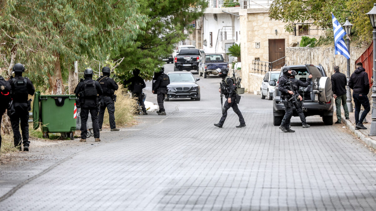 Αστυνομικοί στο χωριό Βορίζια Ηρακλείου μετά το μακελειό / flashnews.gr
