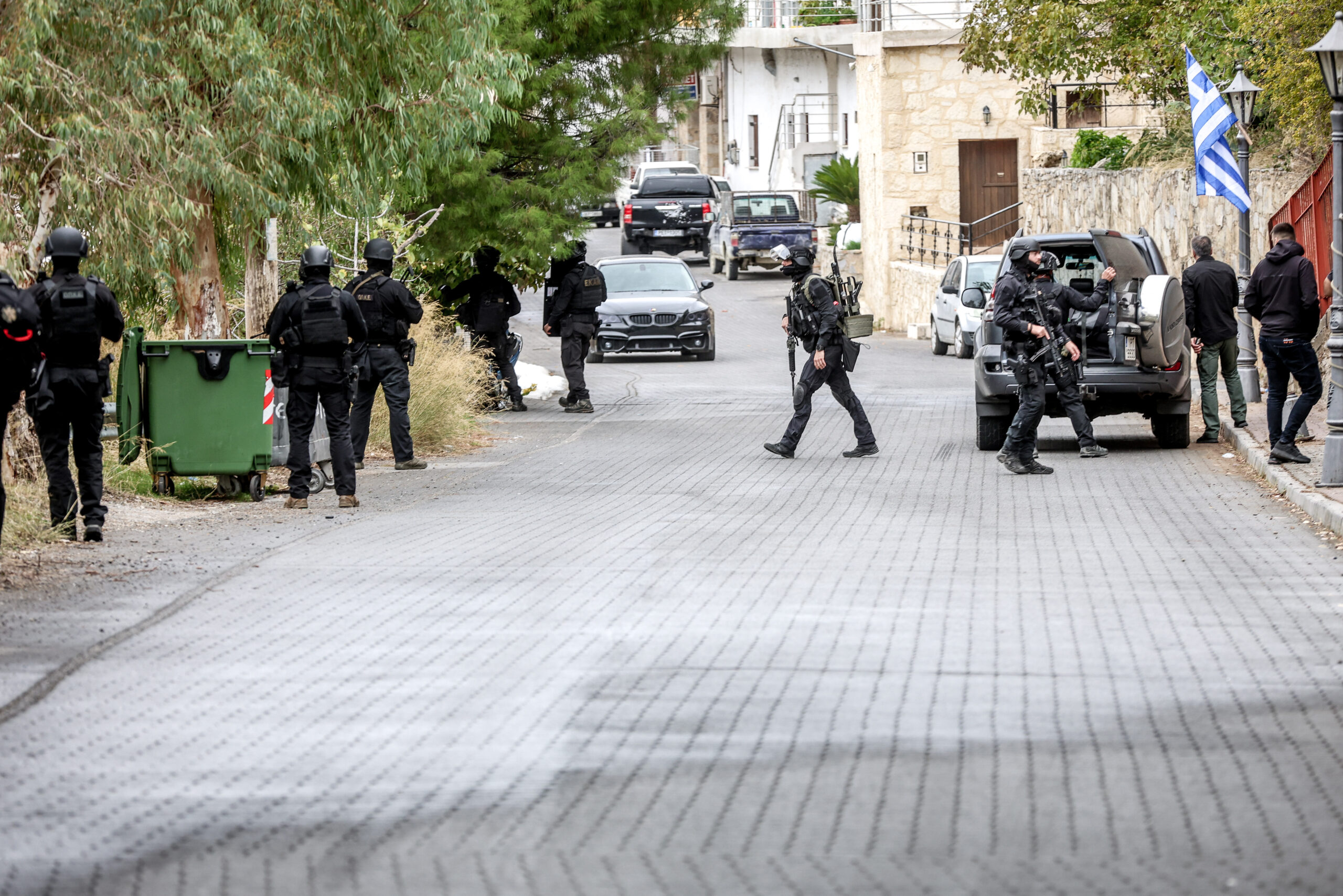 Αστυνομικοί στο χωριό Βορίζια Ηρακλείου μετά το μακελειό / flashnews.gr