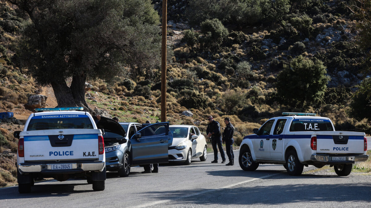Αστυνομικοί στην είσοδο του χωριού Βορίζια