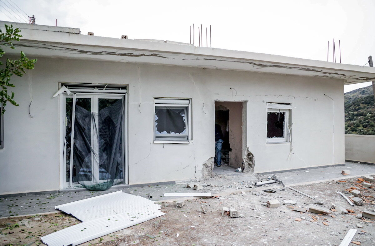 Περιστατικό με πυροβολισμούς και αποτέλεσμα νεκρούς και τραυματίες σημειώθηκε στα Βορίζια Ηρακλείου Κρήτης έπειτα από έκρηξη βόμβας το προηγούμενο βράδυ σε υπό κατασκευή σπίτι