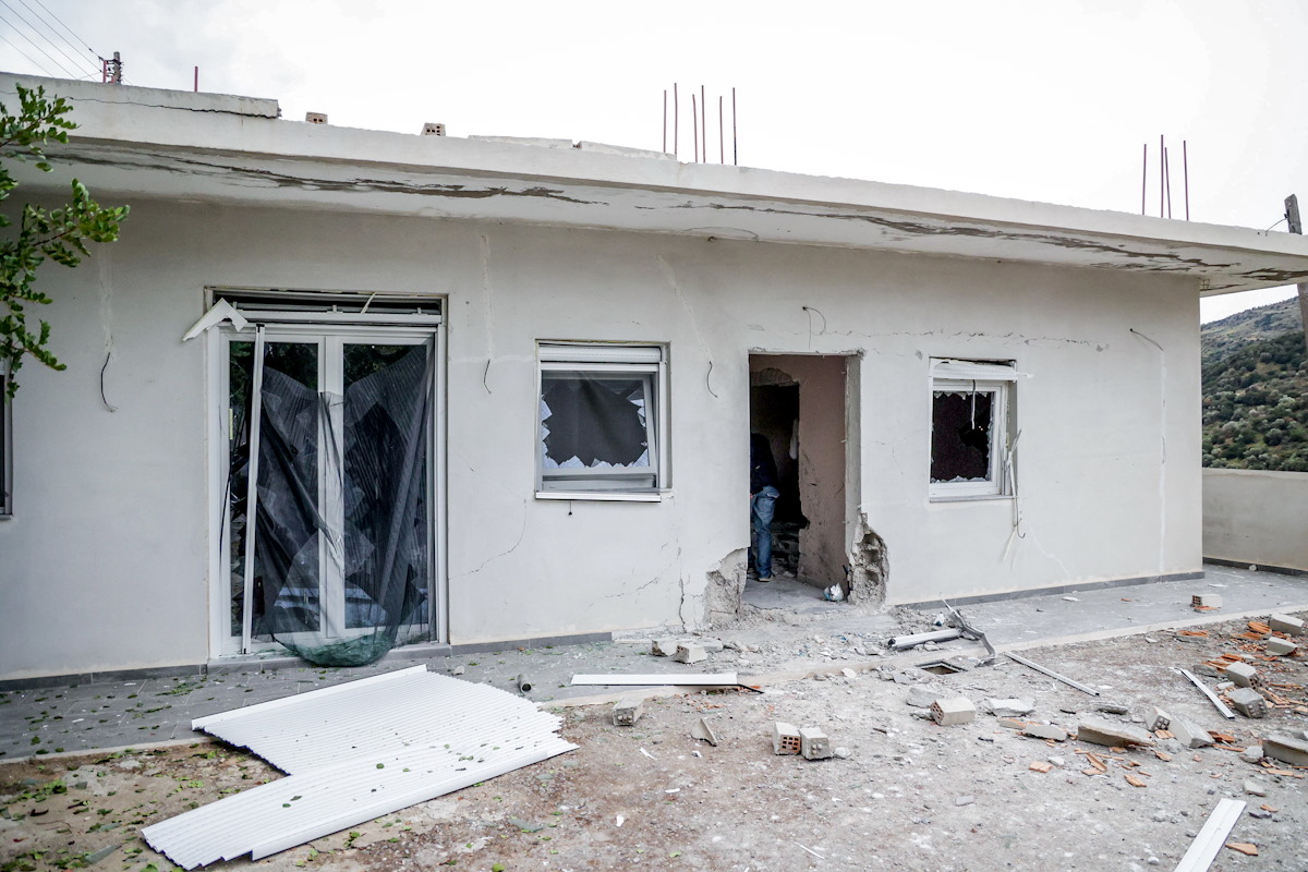 Περιστατικό με πυροβολισμούς και αποτέλεσμα νεκρούς και τραυματίες σημειώθηκε στα Βορίζια Ηρακλείου Κρήτης έπειτα από έκρηξη βόμβας το προηγούμενο βράδυ σε υπό κατασκευή σπίτι