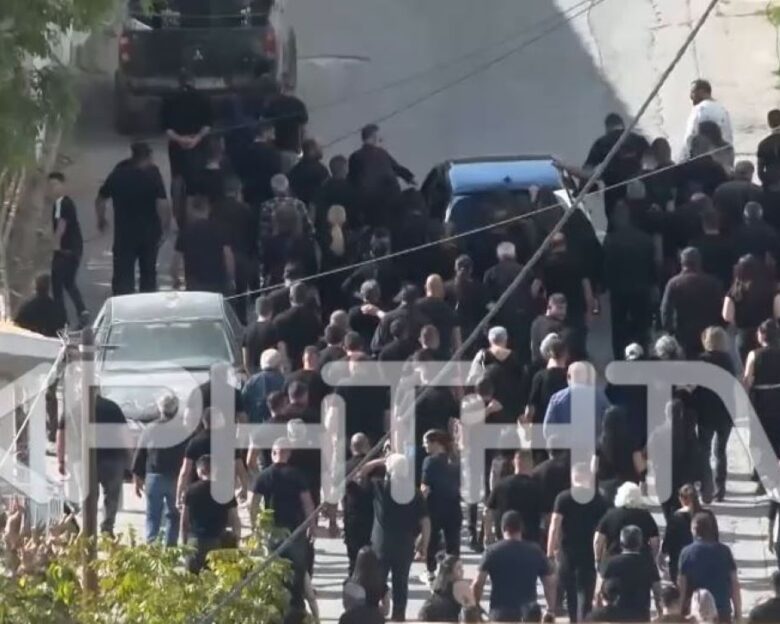 Στα «μαύρα» τα Βορίζια για την κηδεία του 39χρονου Φανούρη – Εγκατέλειψαν το χωριό μέλη της οικογένειας Φραγκιαδάκη