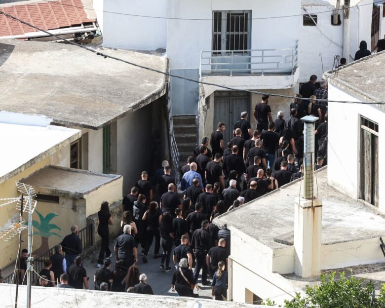 Στα «μαύρα» τα Βορίζια για την κηδεία του 39χρονου Φανούρη – Εγκατέλειψαν το χωριό μέλη της οικογένειας Φραγκιαδάκη