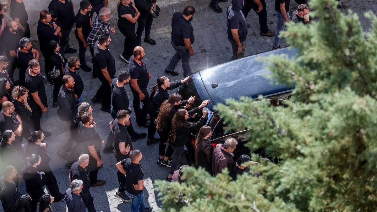 Η νεκροφόρα με το φέρετρο του 39χρονου