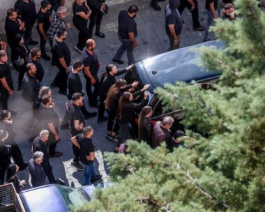 Η νεκροφόρα με το φέρετρο του 39χρονου