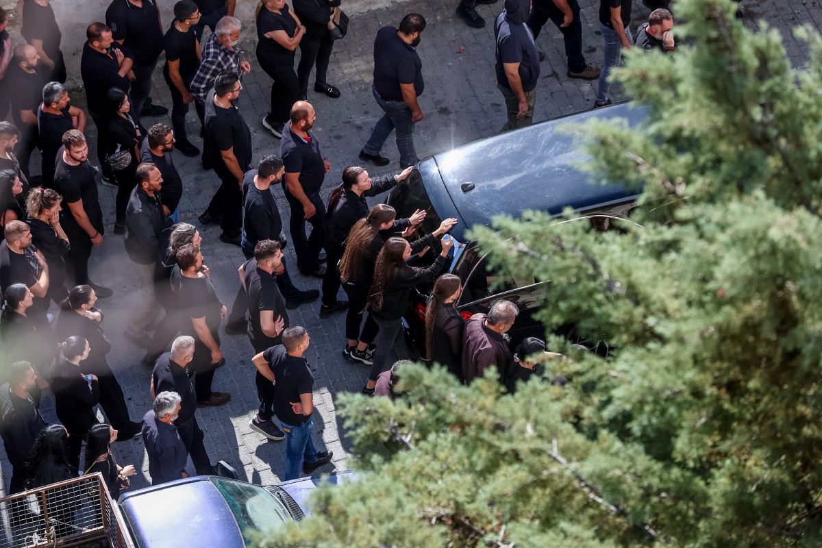 Η νεκροφόρα με το φέρετρο του 39χρονου