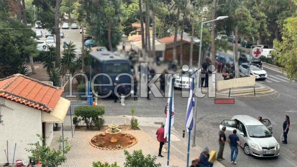 Κλούβες της αστυνομίας στο Βενιζέλειο Νοσοκομείο μετά το μακελειό