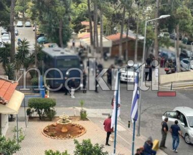 Κλούβες της αστυνομίας στο Βενιζέλειο Νοσοκομείο μετά το μακελειό