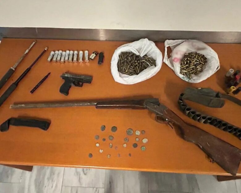 Βορίζια: Σπιθαμή προς σπιθαμή οι έρευνες των αστυνομικών στο χωριού του Ηρακλείου – Οπλοστάσια και 17 προσαγωγές