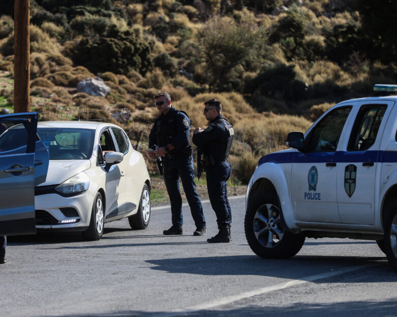 Βορίζια: Τρία φιλικά άτομα της οικογένειας Καργάκη προσπάθησαν να μπουν κρυφά στο χωριό – Προσήχθησαν με άλλους δύο και κρατούνται στο αστυνομικό τμήμα