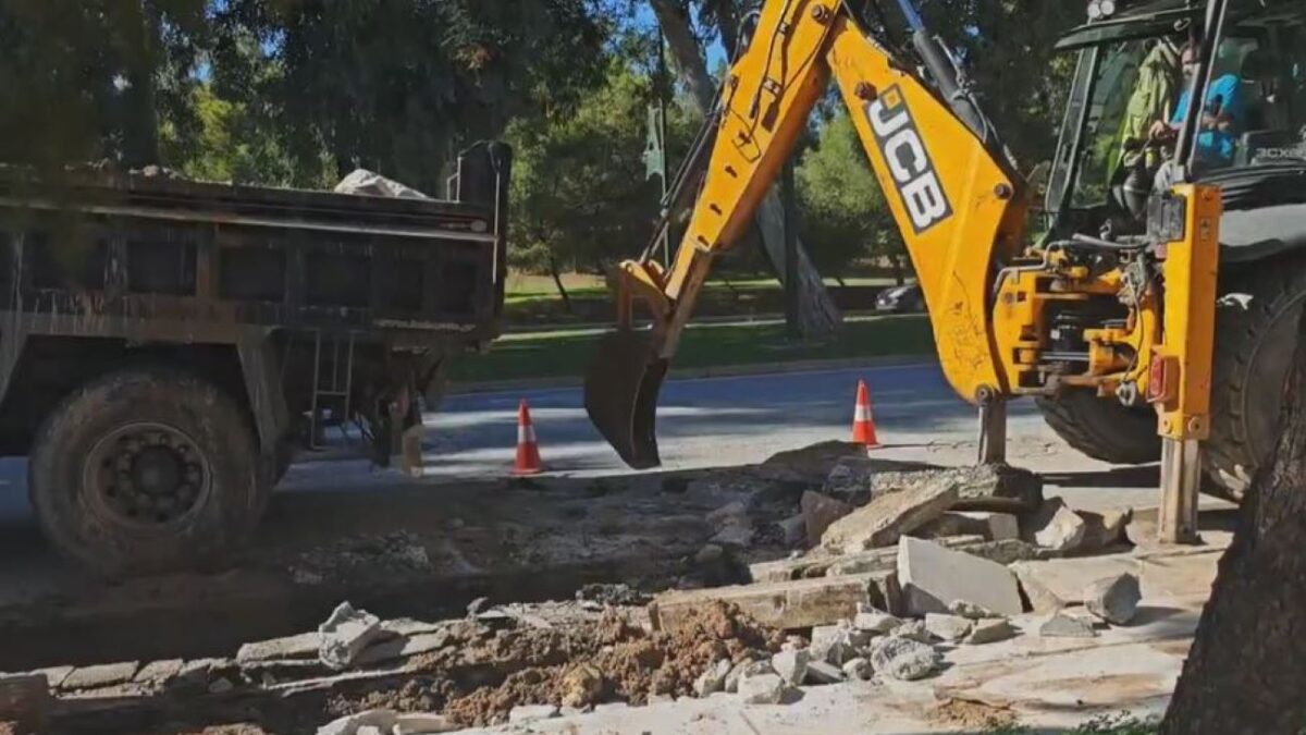 Έσπασε αγωγός της ΕΥΔΑΠ στη Βουλιαγμένη