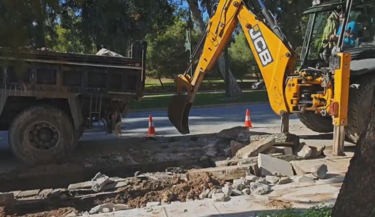 Έσπασε αγωγός της ΕΥΔΑΠ στη Βουλιαγμένη