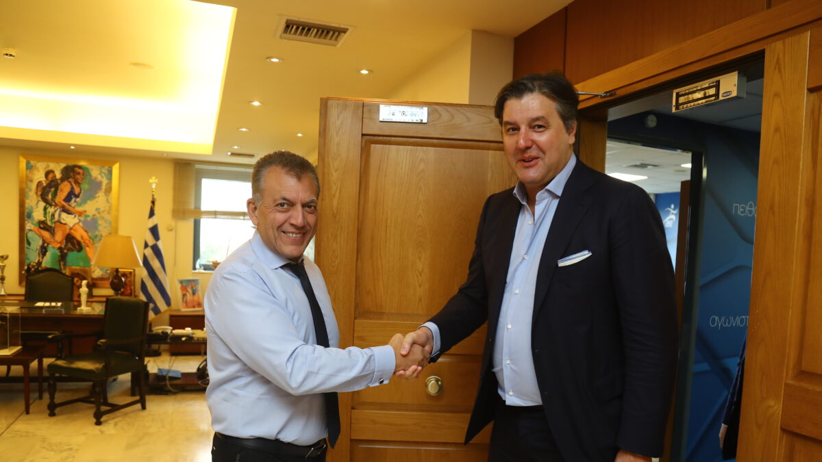 Ο Ντέγιαν Μποντιρόγκα με τον Γιάννη Βρούτση