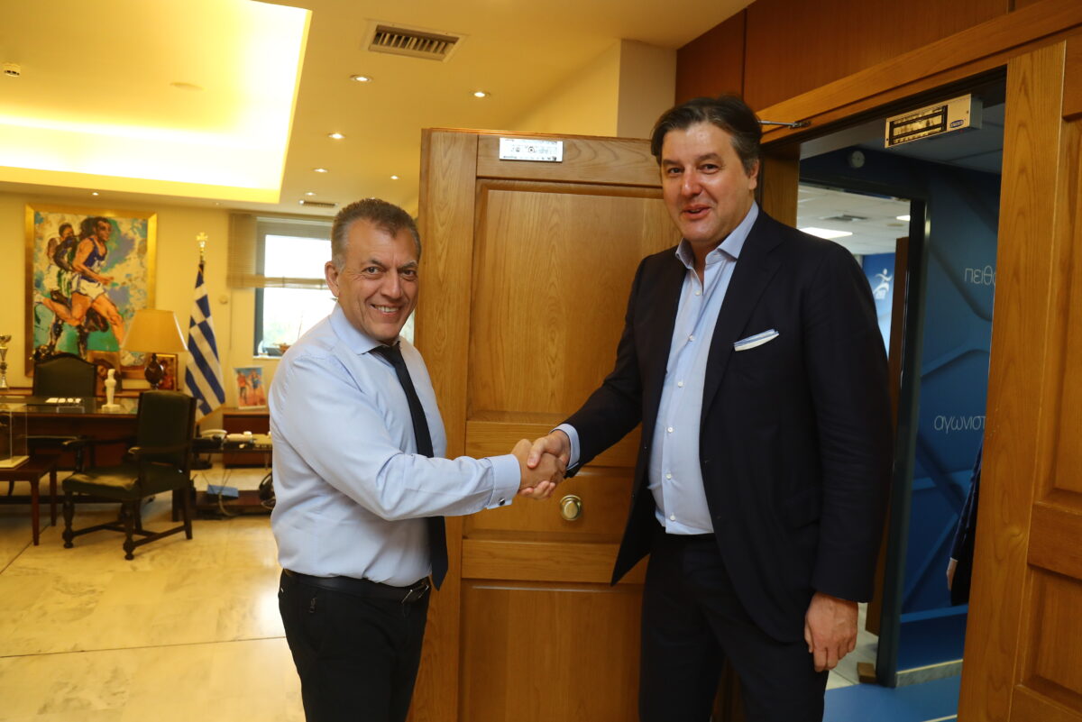 Ο Ντέγιαν Μποντιρόγκα με τον Γιάννη Βρούτση