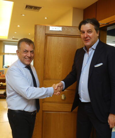 Ο Ντέγιαν Μποντιρόγκα με τον Γιάννη Βρούτση