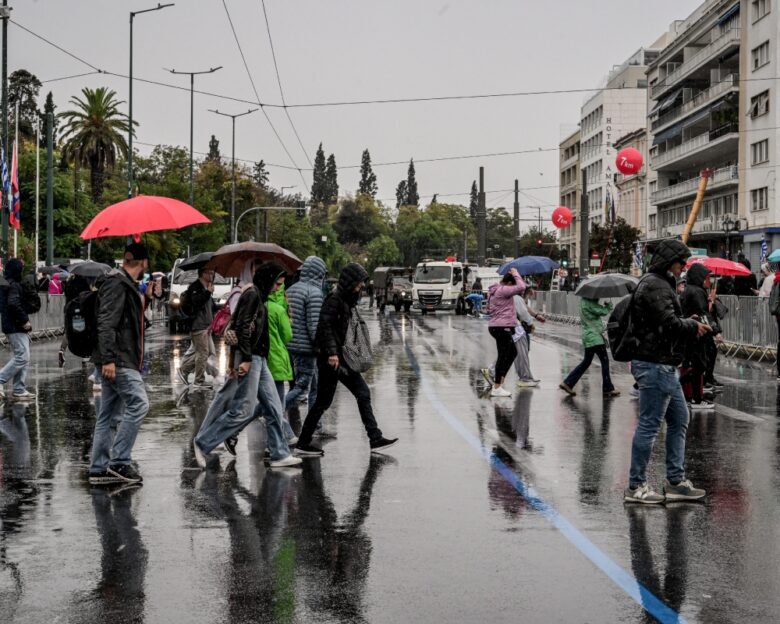 Καιρός: Βροχερό σκηνικό με καταιγίδες στα δυτικά – Ξεκινά χειμωνιάτικη εβδομάδα με πτώση της θερμοκρασίας και ομίχλες