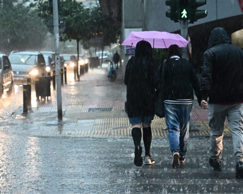 Συνεχίζεται η κακοκαιρία τις επόμενες ώρες: Βροχές, καταιγίδες και έρχονται τα πρώτα χιόνια