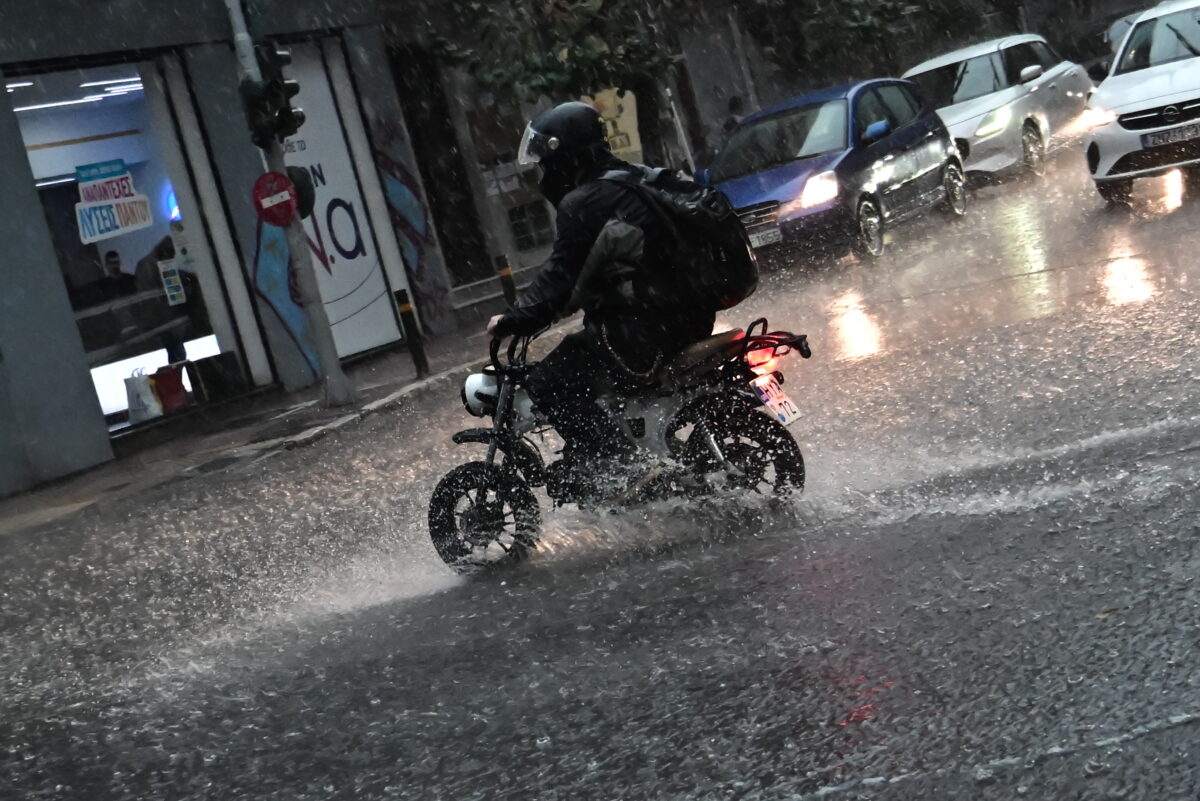 μηχανάκι στη βροχή