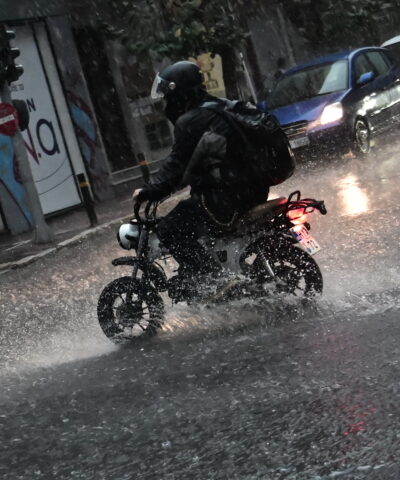 μηχανάκι στη βροχή