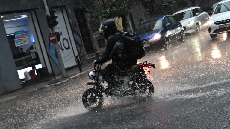 μηχανάκι στη βροχή