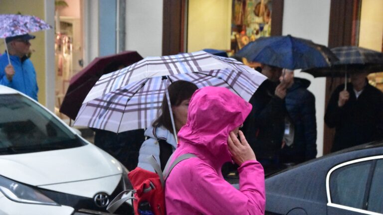 Άνθρωποι με ομπρέλες