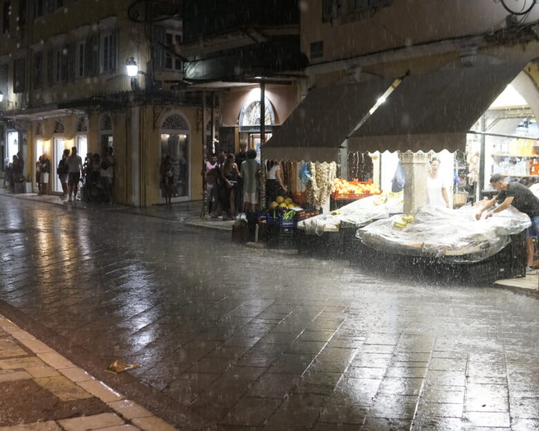 Καιρός: Εμμονικές και επικίνδυνες καταιγίδες στα βορειοδυτικά, χειμώνας από την Κυριακή