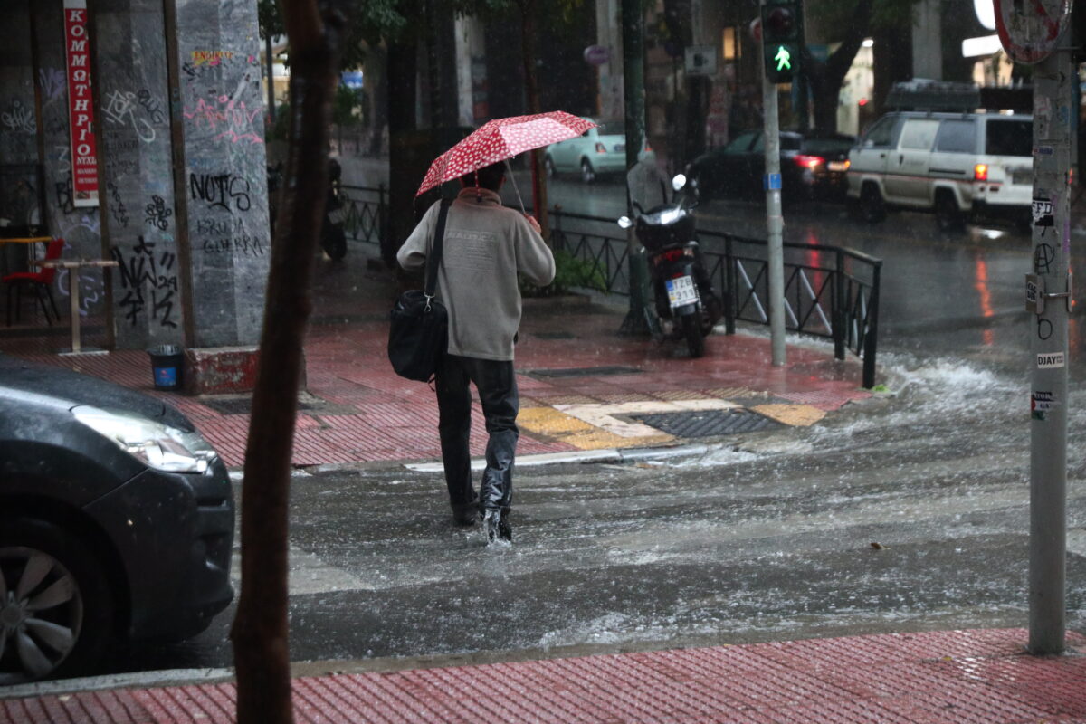 άνδρας με ομπρέλα