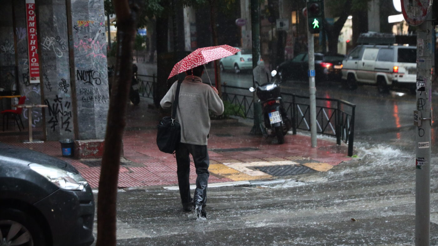 άνδρας με ομπρέλα