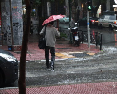 άνδρας με ομπρέλα