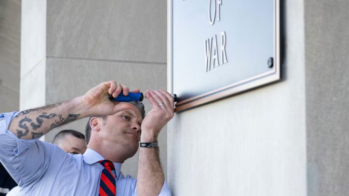 Ο υπουργός Άμυνας των ΗΠΑ Πιτ Χέγκσεθ βίδωσε την πλάκα για το νέο υπουργείο Πολέμου