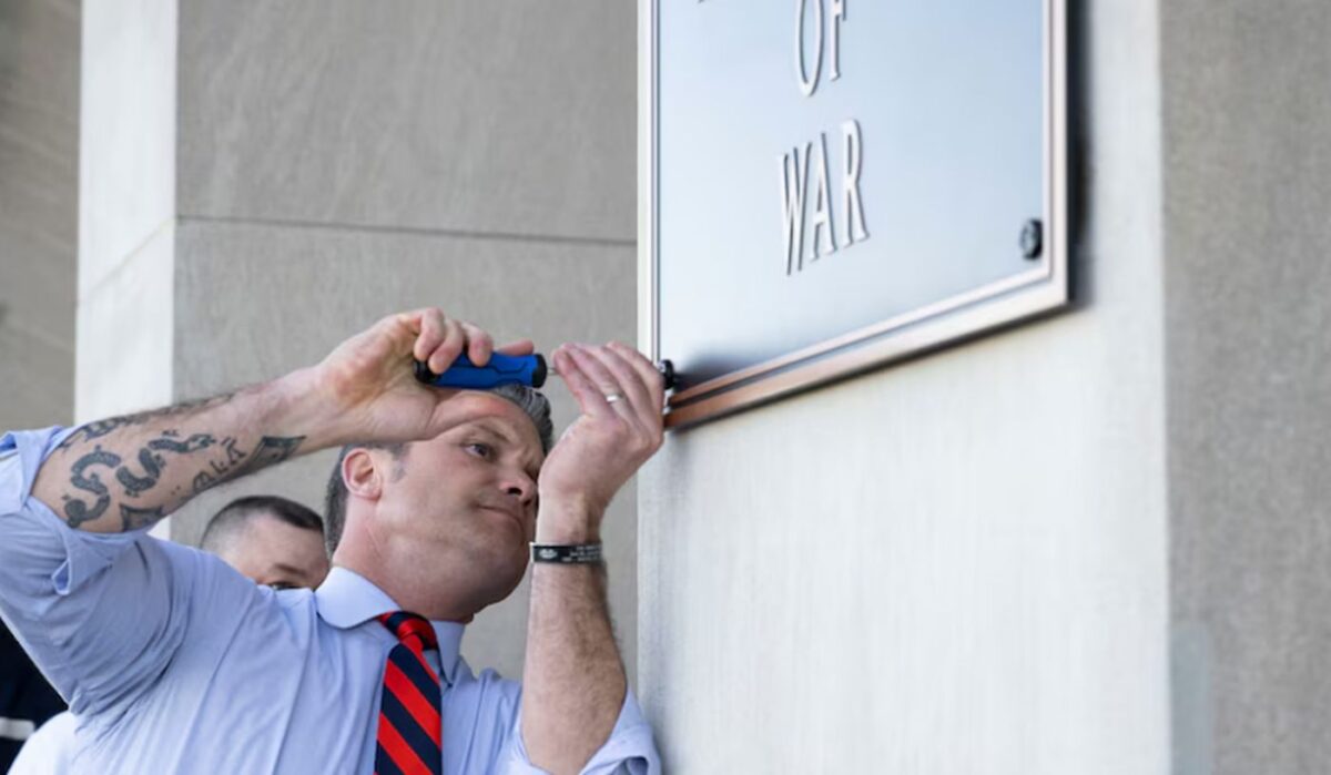 Ο υπουργός Άμυνας των ΗΠΑ Πιτ Χέγκσεθ βίδωσε την πλάκα για το νέο υπουργείο Πολέμου