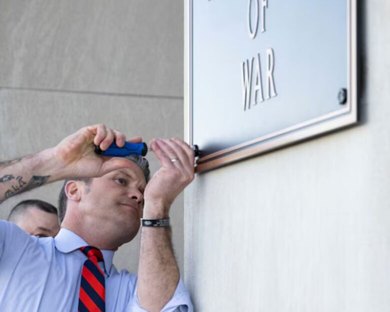 Ο υπουργός Άμυνας των ΗΠΑ, Πιτ Χέγκσεθ βιδώνει την πινακίδα για το νέο υπουργείου Πολέμου