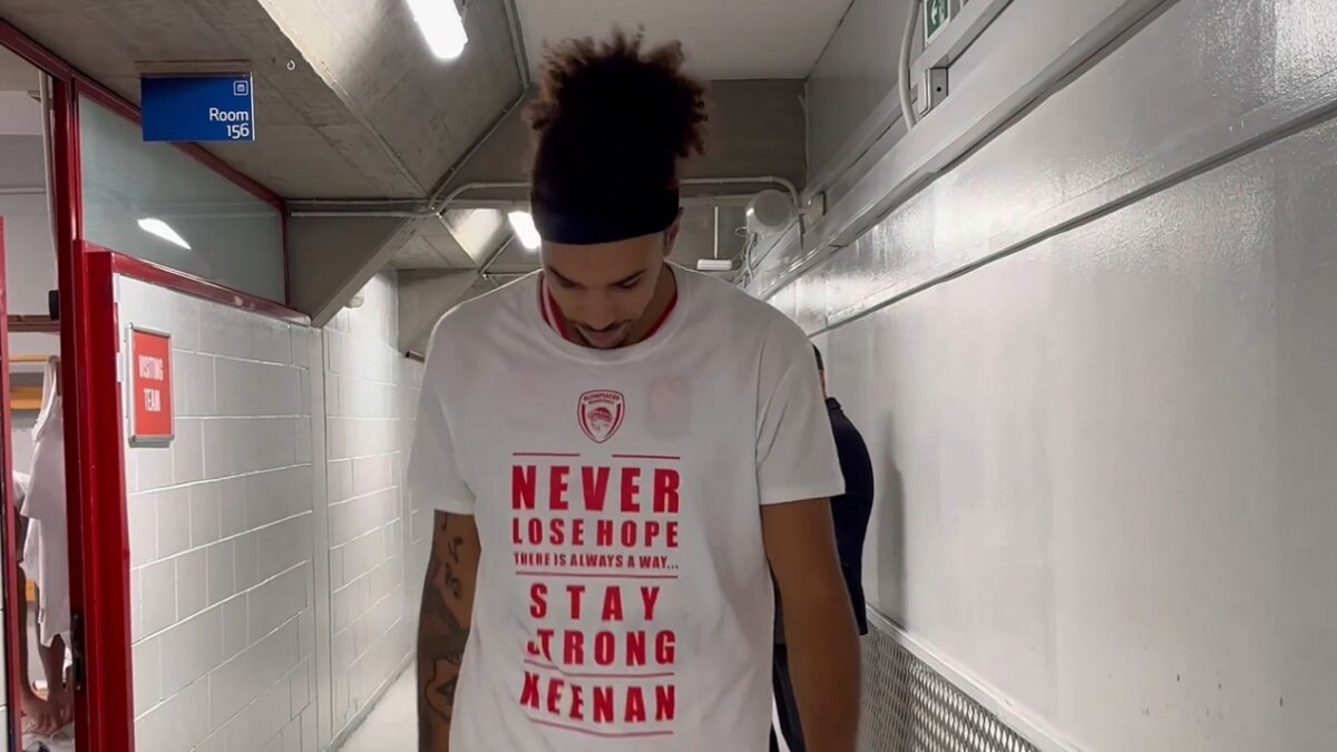 Αρμάνι Μιλάνο – Ολυμπιακός: Με μπλουζάκια για τον Κίναν Έβανς οι παίκτες του Ολυμπιακού