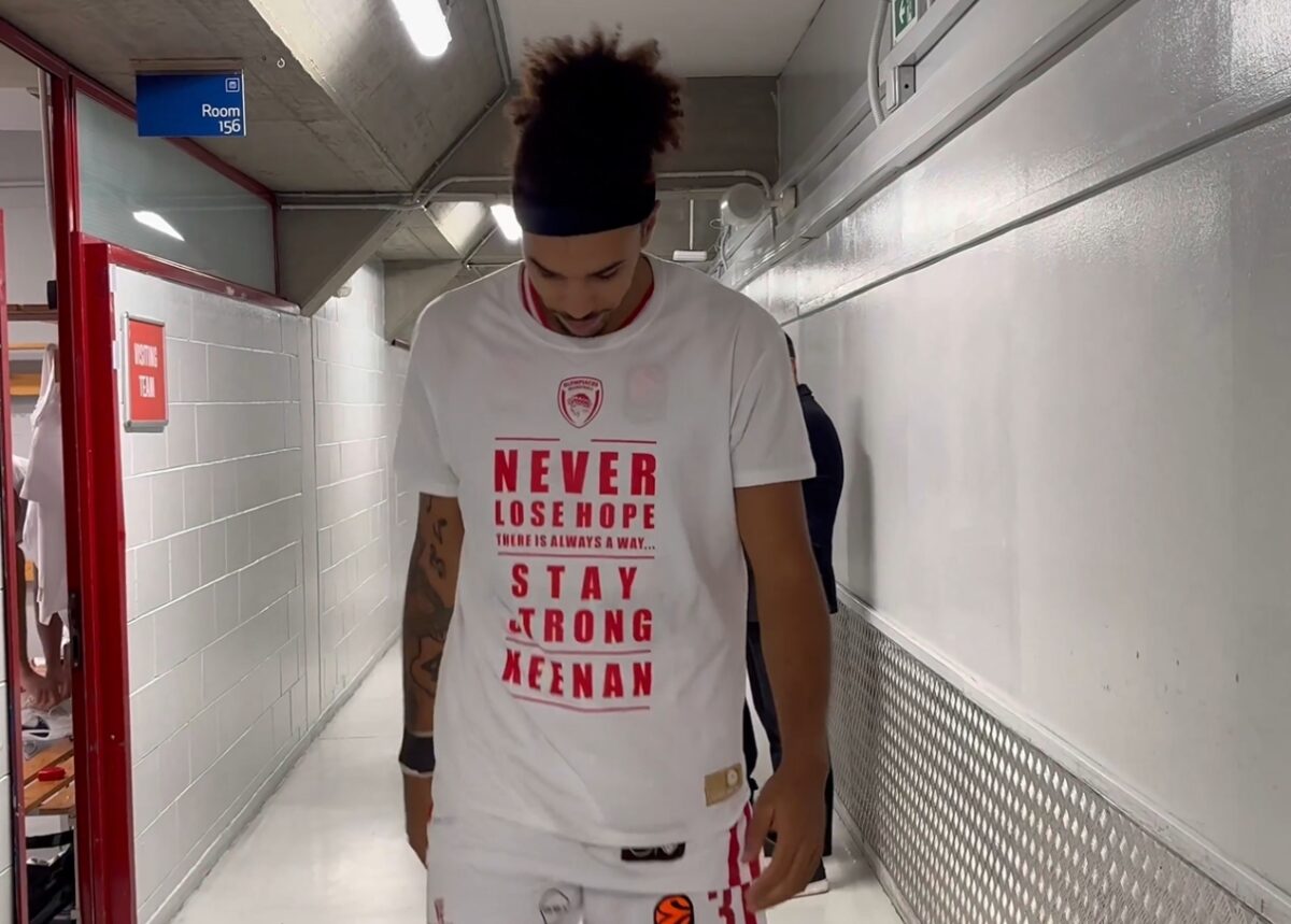 Αρμάνι Μιλάνο – Ολυμπιακός: Με μπλουζάκια για τον Κίναν Έβανς οι παίκτες του Ολυμπιακού