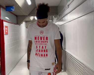 Αρμάνι Μιλάνο – Ολυμπιακός: Με μπλουζάκια για τον Κίναν Έβανς οι παίκτες του Ολυμπιακού