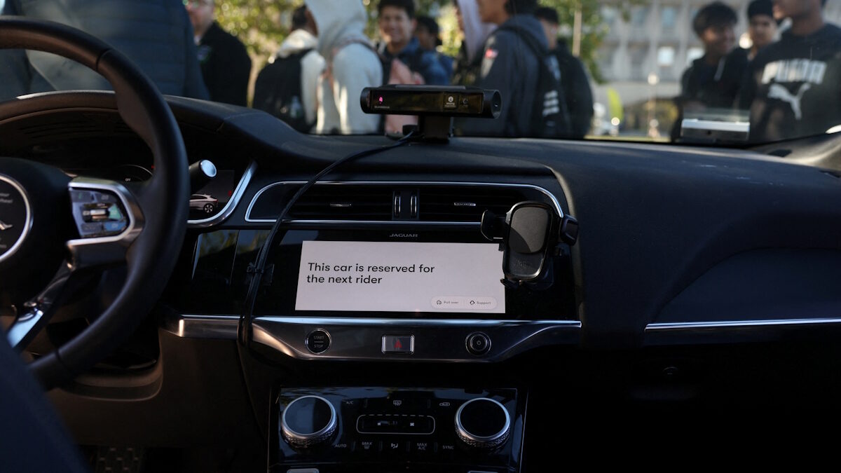 Ένα όχημα χωρίς οδηγό της Waymo στο Μπρονξ της Νέας Υόρκης