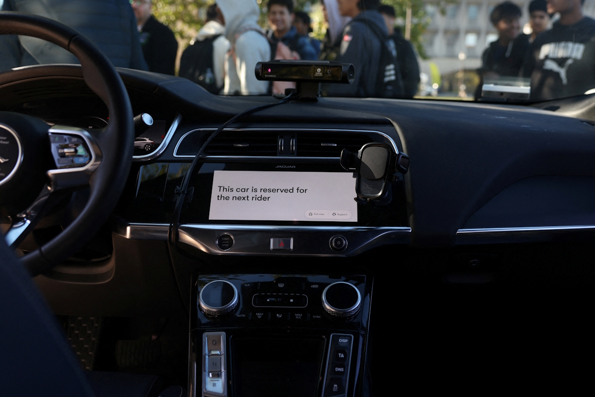 Ένα όχημα χωρίς οδηγό της Waymo στο Μπρονξ της Νέας Υόρκης