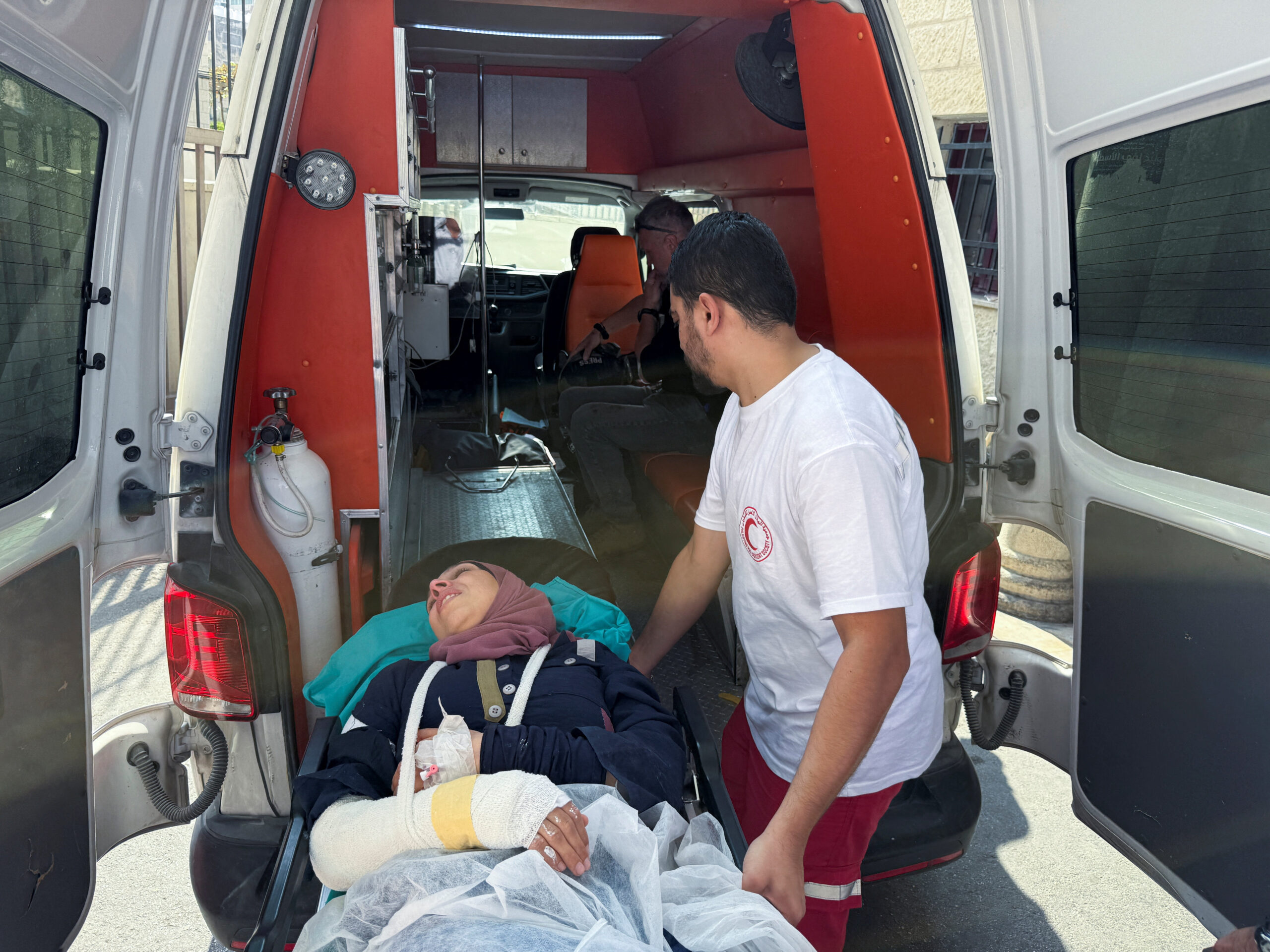 Ο φωτογράφος του Reuters, Ρανίν Σαουάφτα, φτάνει στο νοσοκομείο μετά από επίθεση ισραηλινών εποίκων